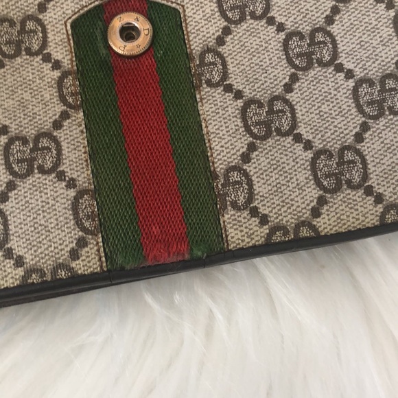 SOLD-Vintage Gucci cross body - Picture 3 of 12